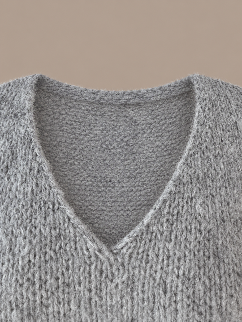 Eloïse ~ alpaca trui met V-hals, light grey dégradé